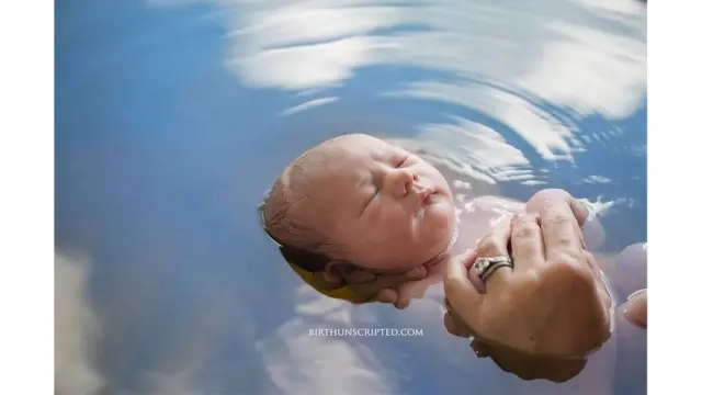 Foto ganadora de la categoría Postparto: "Directo desde el cielo", de Natasha Hance - Birth Unscripted