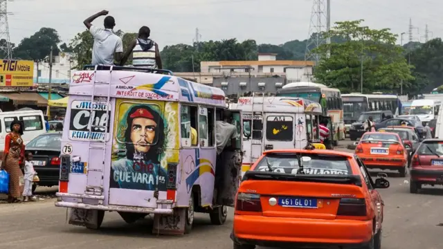 اینجا در ابیجان، ساحل عاج، عکس چه‌گوارا در پشت یک مینی‌بوس همچنان نمادی از آزادی‌خواهی است
