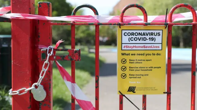 закрытая калитка парка