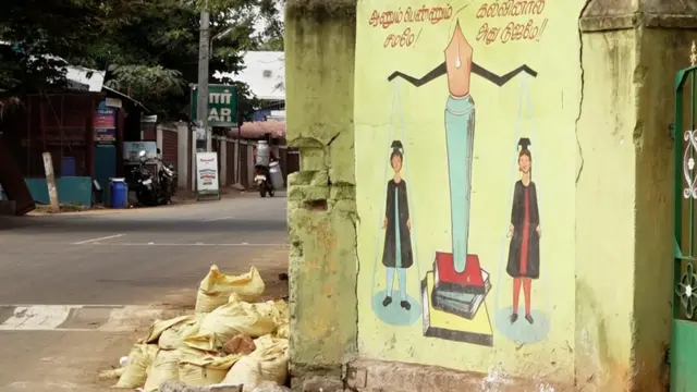 பள்ளிக்கு அருகிலேயே இருக்கும் டாஸ்மாக்