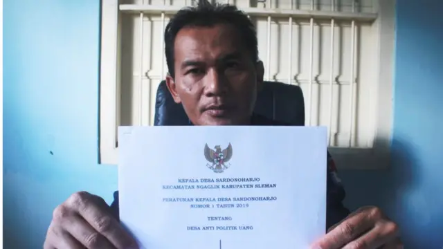 Kepala Desa Sardonoharjo dengan Peraturan Desa anti politik uang.