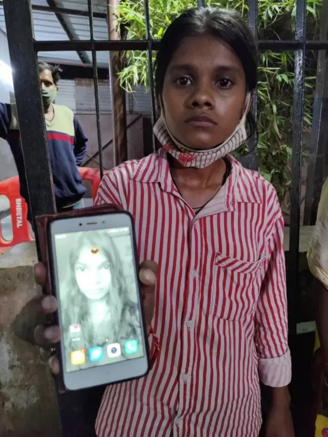 मोनी आपली मोठी बहीण पूजाचा फोटो दाखवताना