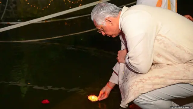 ਦੀਪ ਪ੍ਰਵਾਹਿਤ ਕਰਦਿਆਂ ਹੋਇਆ ਪ੍ਰਵਿੰਦ ਜਗਨਨਾਥ