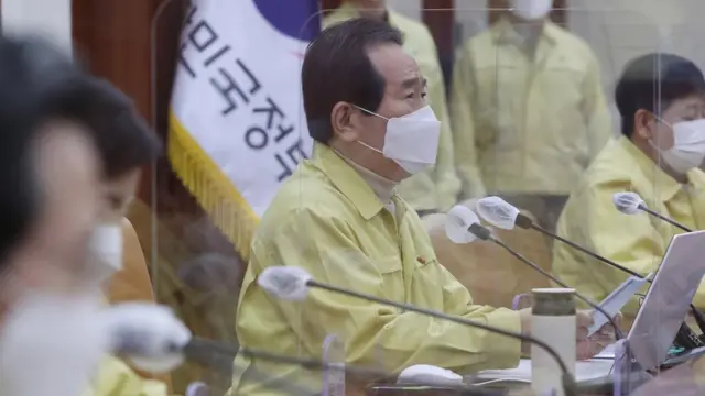 정세균 국무총리는 31일 오후 열린 중앙재난안전대책본부회의에서 2월 중순까지 "화이자 백신 11만7000도즈, 약 6만명분을 국내에 공급할 예정"이라고 밝혔다