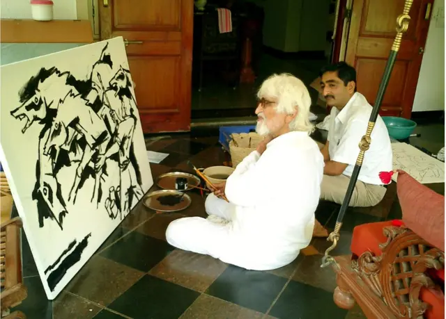 અનિલ રેલિયા સાથે ચિત્ર બનાવતા હુસૈન