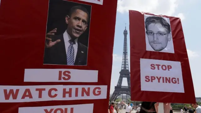 محتجون يرفعون صورة أوباما في مقابل صورة إدوارد سنودن