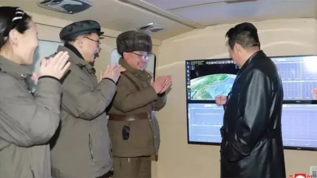 রাষ্ট্রীয় সংবাদ মাধ্যমে হাইপারসনিক ক্ষেপণাস্ত্রটি পরীক্ষার সময় কিম জং-আনের উপস্থিতির খবর ফলাও করে প্রচার করা হয়েছে।
