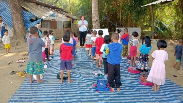 လေးကေ့ကော်မှာ ကြားကာလပညာရေးသင်ပေးနေတဲ့ ဒေါ်ပန်းအိ