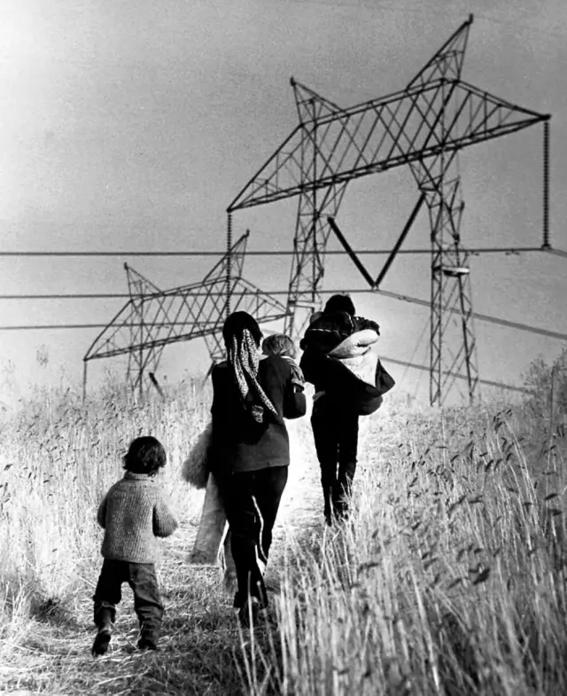 В преддверии бесплатного рок-концерта с участием Rolling Stones поклонники целыми семьями потянулись в Альтамонт