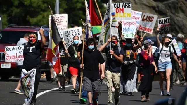 گروه های مختلفی از بومیان آمریکا به برگزاری میتینگ آقای ترامپ در بلک‌هیلز اعتراض کرده و آن را توهین آمیز خوانده‌اند