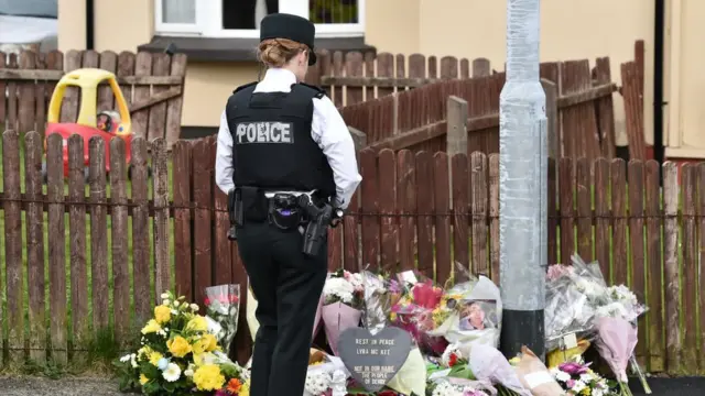 lugar del asesinato con flores