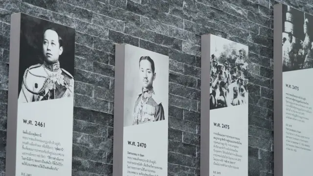 กำแพงประวัติศาสตร์หน้าสำคัญของไทยภายในพิพิธภัณฑ์พระบาทสมเด็จพระปกเกล้าเจ้าอยู่หัว สถาบันพระปกเกล้า ย่านสะพานผ่านฟ้าลีลาศ