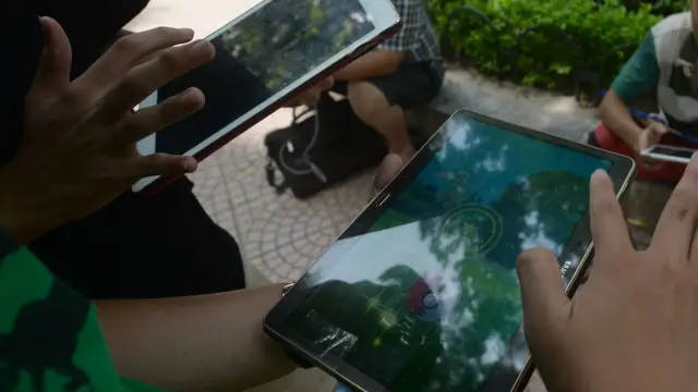 लोगों को टैबलेट पर गेम खेलते देखा जाता रहा है