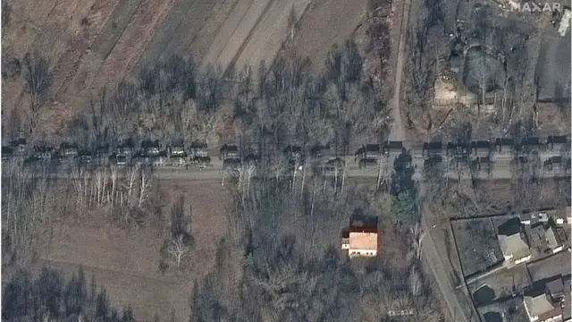 কিয়েভের কাছে এসে থমকে যাওয়া দীর্ঘ রুশ কনভয় এখন শহরটিকে ঘিরে ফেলছে বলে খবর পাওয়া যাচ্ছে