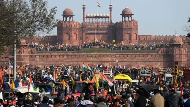 દિલ્હીના લાલ કિલ્લા પર મોટી સંખ્યામાં ભેગા થયેલા પ્રદર્શનકારીઓ