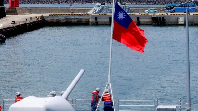 宜兰港某中华民国海军舰艇上两名士兵升起青天白日满地红旗(26/7/2022)