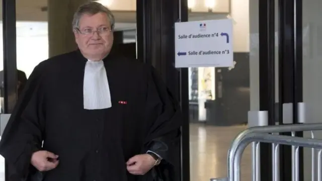 د شهزاده ویلیم وکیل جین فېل محکمه کې د خپل موکل خبرپانه ولوسته