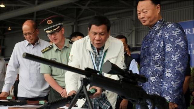 菲律賓總統在菲律賓克拉克空軍基地舉行的中國武器移交儀式上查看中國製造的7.62毫米高精度狙擊步槍