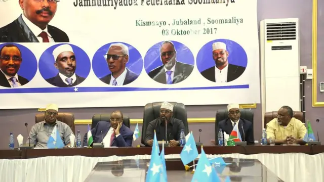 Ka Biloow Midig : Maxamed Cabdi Waare (Hirshabeelle), Shariif Xasan Sheekh Aadan (K/Galbeed), Axmed Maxamed Islaam (Jubbaland), Cabdiwali M Cali Gaas (Puntland), iyo Axmed Ducaale Geelle Xaaf (Galmudug)