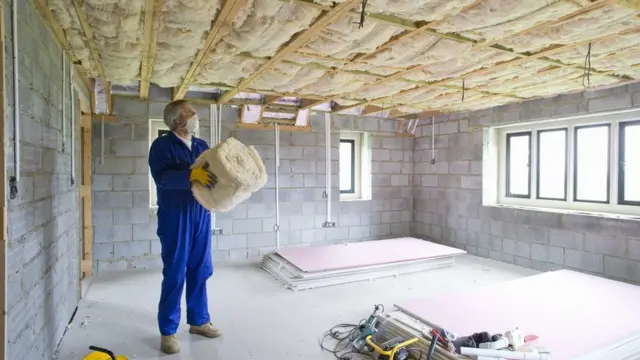 Мужчина со свертком изоляционного материала