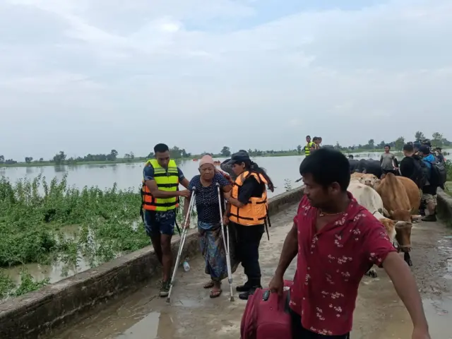 स्थानीय निकायका अनुसार ५० भन्दा बढी परिवारलाई खाना उपलब्ध गराइएको छ भने कतिपय मानिसहरूले आफन्तकोमा शरण लिएका छन्