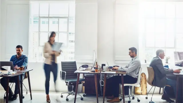 Personas trabajando en una oficina.