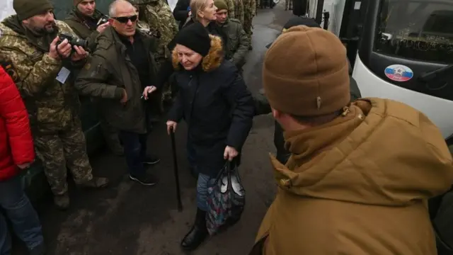 старушка выходит из автобуса