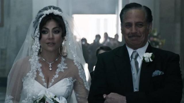 Imagem do filme Casa Gucci mostra Lady Gaga vestida de noiva