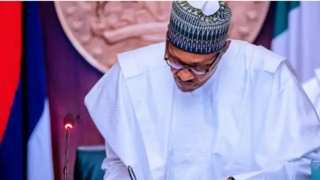 Aarẹ Muhammadu Buhari n kọ iwe