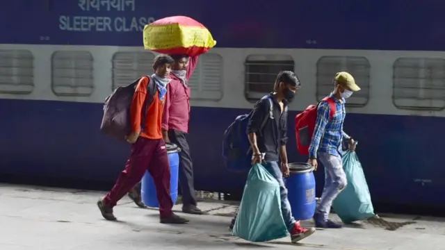 લૉકડાઉનને પરિણામે લાખોની સંખ્યામાં શ્રમિકો હિજરત કરવા મજબૂર બન્યા હતા
