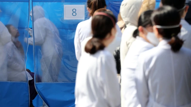 코로나바이러스 전담병원 의료진은 주기적으로 바이러스 검사를 받아야 한다