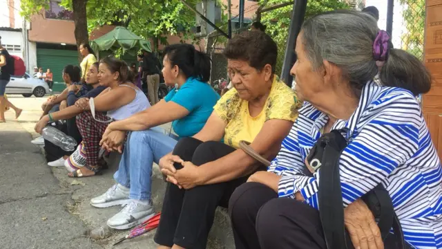 Mujeres esperando.