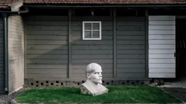 乌克兰的居民把列宁的雕像摆在院子里，当作装饰品。