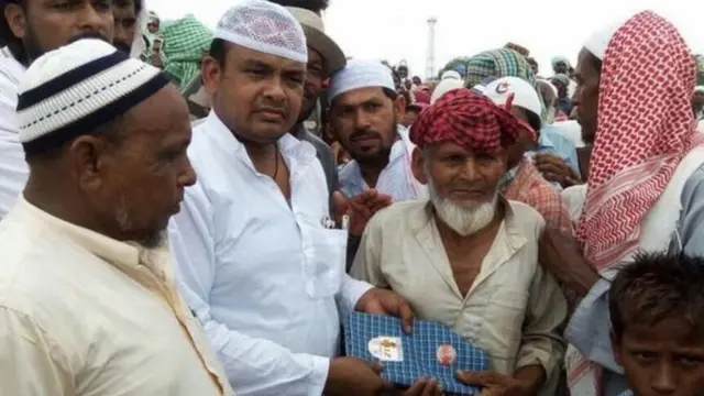 সাধারণ লোকজনকে সাহায্য দিচ্ছেন ইরফান আনসারি।