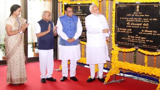 પીએમ અને સીએમ સાથે જયંતી રવિ. 2019માં વડા પ્રધાન નરેન્દ્ર મોદીએ જામનગરમાં હૉસ્પિટલનું ઉદ્ઘાટન કર્યું હતું.