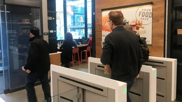 จะคำนวณราคาแล้วเรียกเก็บเงินผ่านบัตรเครดิตตอนที่ลูกค้าเดินออกจากร้าน