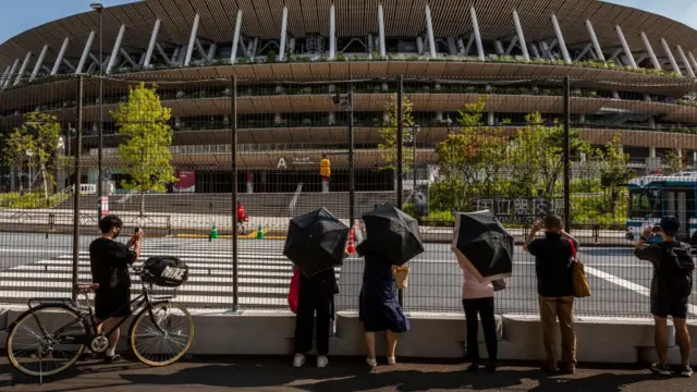 у стадиона в Токио