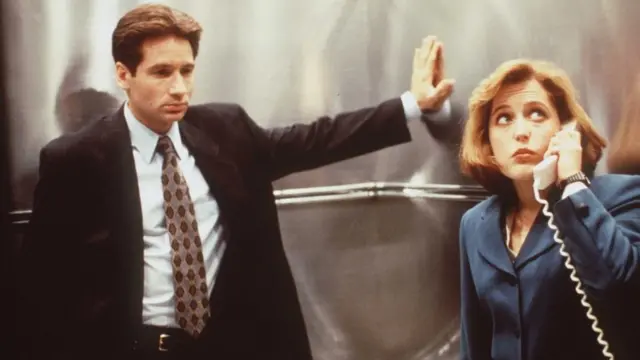 Gillian Anderson y David Duchovny de Expediente X, en los años 90