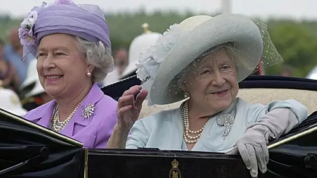 королева Елизавета и королева-мать в карете в июле 2000 года