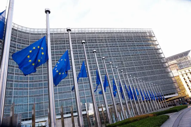 半旗になった欧州委員会本部前の欧州連合（EU）旗（9日、ブリュッセル）