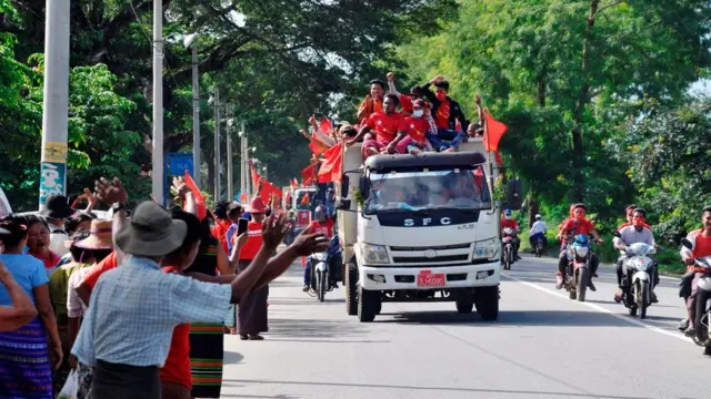 အမျိုးသားဒီမိုကရေစီအဖွဲ့ချုပ်ထောက်ခံသူတွေ နေပြည်တော်မှာလှည့်လည်စဥ်