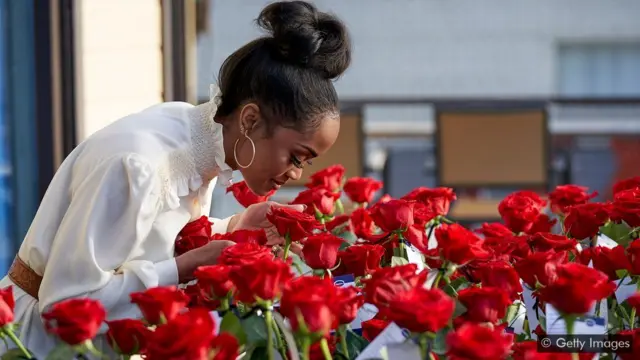 Mulher cheirando flor