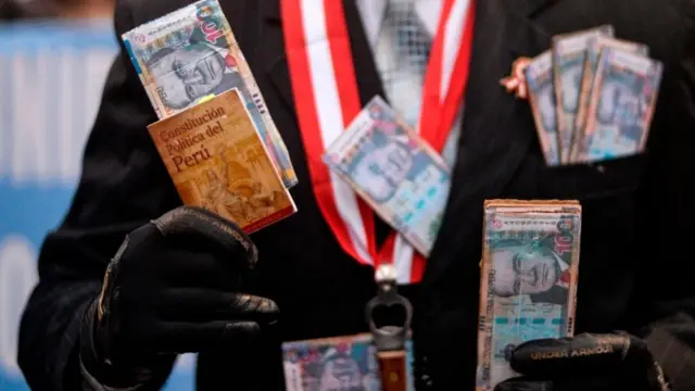 Hombre con saco lleno de billetes