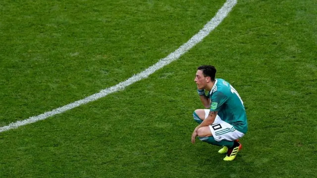 Месут Озил решил покинуть сборную Германии после провала на чемпионате мира, обвинив болельщиков и товарищей по сборной в расизме