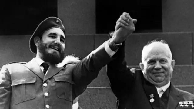 फिदेल कास्त्रो मॉस्को में सोवियत नेता निकिता ख्रुश्चेव के साथ