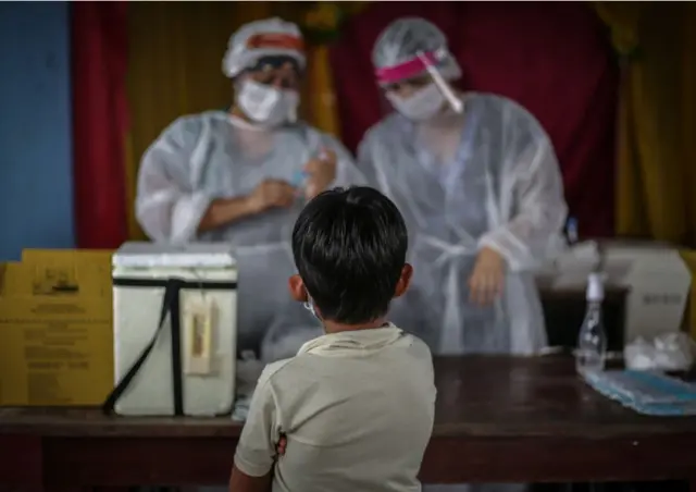 Niño vacuna covid-19