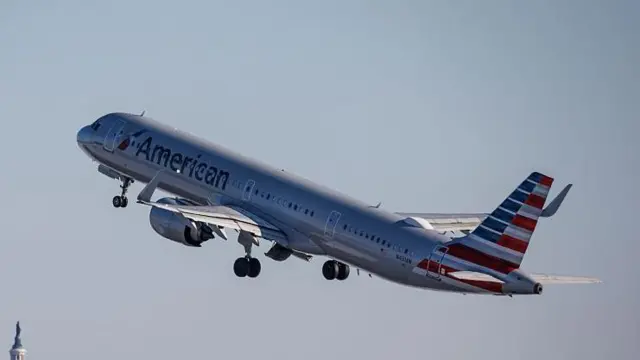 Un avión de American Airlines en el cielo