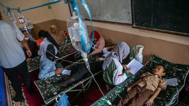 Siswa beristirahat di tempat tidur portabel saat mereka menerima perawatan keracunan makanan setelah mengonsumsi makanan sekolah gratis yang disubsidi pemerintah di SMPN 1 Cisarua di Kabupaten Bandung Barat, Jawa Barat, Indonesia, pada 15 Oktober 2025