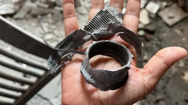 गोलाबारी के बाद मिले तोप के गोले का एक टुकड़ा