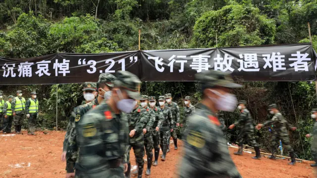 东航MU5735空难遇难者集体哀悼活动在广西藤县事发地搜救现场举行（中新社图片27/3/2022）